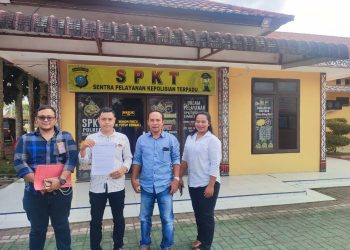 Tim Advokat/Pengacara dari Kantor Hukum Josia Mangihut T Manik SH & Partner mendatangi kantor Polres Simalungun bertujuan mengadukan dugaan praktek ilegal oleh Mantri yang bernama Rahman