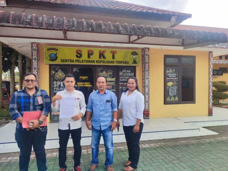 Tim Advokat/Pengacara dari Kantor Hukum Josia Mangihut T Manik SH & Partner mendatangi kantor Polres Simalungun bertujuan mengadukan dugaan praktek ilegal oleh Mantri yang bernama Rahman