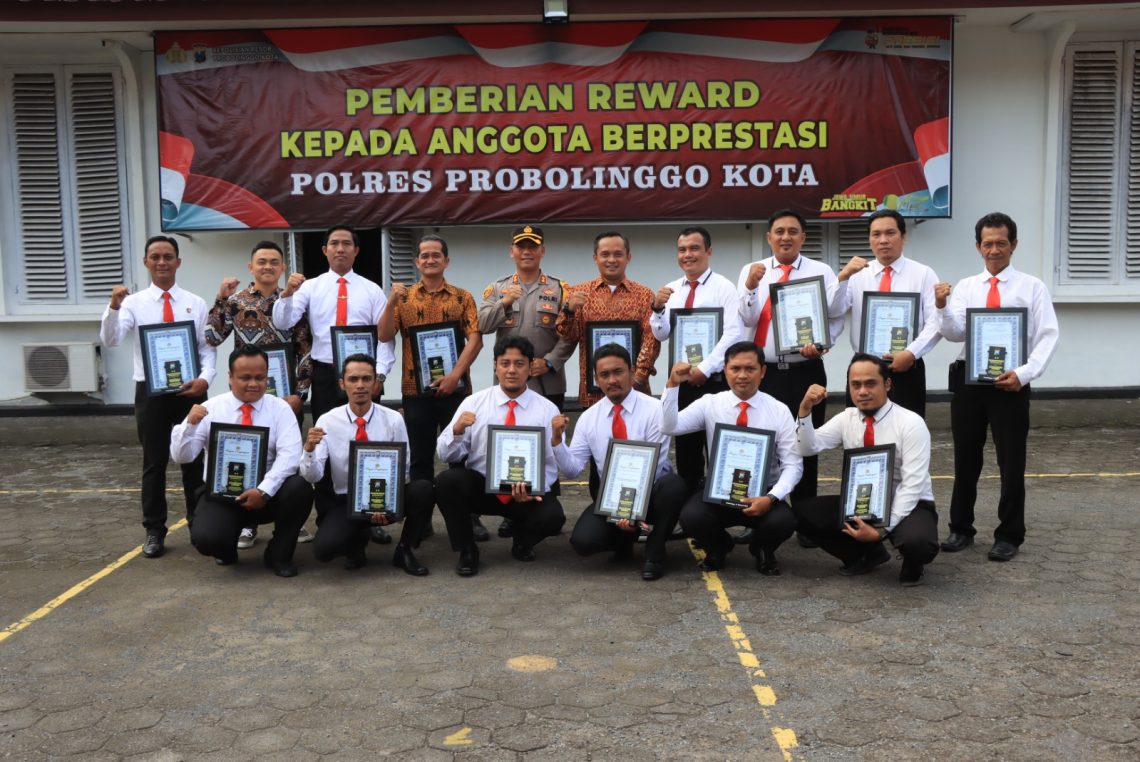 Sebanyak 12 personel kepolisian dan 3 masyarakat umum mendapatkan penghargaan dari Kapolres Probolinggo Kota AKBP Wadi Sa'bani, Jumat (17/02/2023)