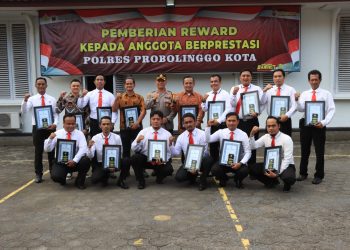 Sebanyak 12 personel kepolisian dan 3 masyarakat umum mendapatkan penghargaan dari Kapolres Probolinggo Kota AKBP Wadi Sa'bani, Jumat (17/02/2023)
