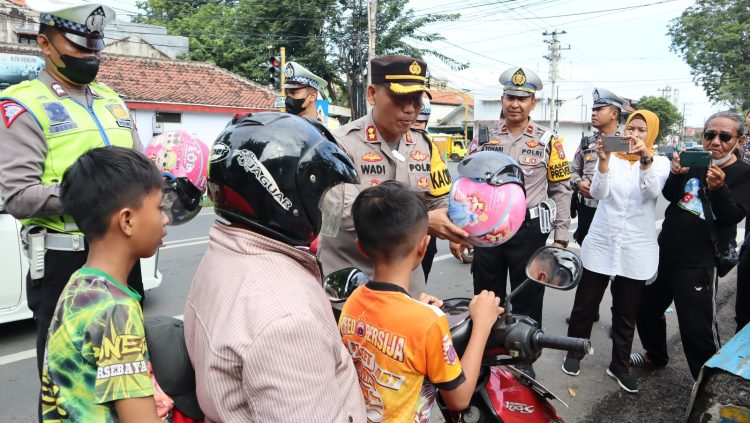 Kepolisian Resor Probolinggo Kota, membagikan helm secara gratis kepada para pengendara sepeda motor di Kota Probolinggo