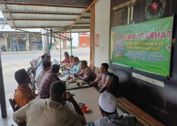 Warga Gampong Uteun Geulinggang menyampaikan sejumlah keluhan kepada Kapolsek Dewantara, Iptu Subihan Afuan Ardhi, STrK pada kegiatan Jumat Curhat