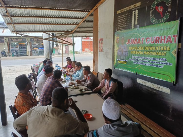 Warga Gampong Uteun Geulinggang menyampaikan sejumlah keluhan kepada Kapolsek Dewantara, Iptu Subihan Afuan Ardhi, STrK pada kegiatan Jumat Curhat
