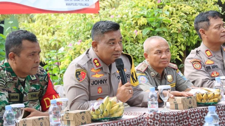 Kapolres Purbalingga AKBP Era Johny Kurniawan memimpin kegiatan Jumat Curhat di wilayah Kecamatan Padamara