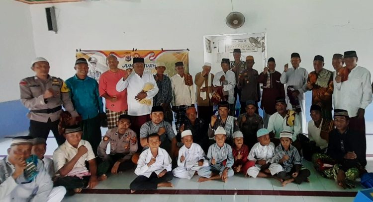 Kapolsek Pulau Ende, Polres Ende, IPTU. KAMALUDIN bersama Anggota, melaksanakan kegiatan JUMAT CURHAT berlokasi di Masjid Baiturrahman, Desa Rengamange, Kecamatan Pulau Ende
