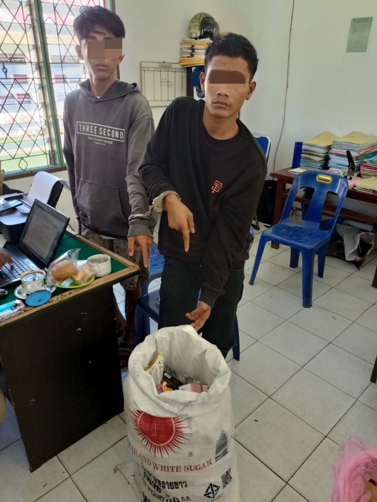Personel Polsekta Tanah Jawa berhasil membekuk para pelaku pencurian di toko kelontong milik Hendro Christian Ritonga (41) warga Pondok Teladan, Nagori Bahjambi