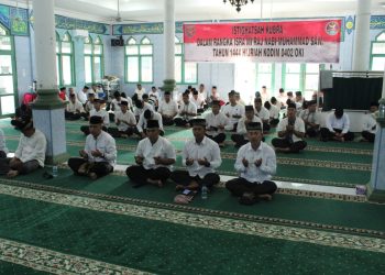 Personel Kodim 0402/OKI mengikuti kegiatan Istighatsah Kubro dalam rangka Isra Mi’raj Nabi Muhammad SAW Tahun 2023 secara virtual dengan Kasad Jenderal TNI Dudung Abdurachman