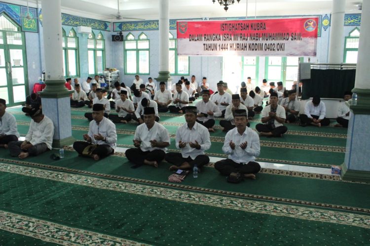 Personel Kodim 0402/OKI mengikuti kegiatan Istighatsah Kubro dalam rangka Isra Mi’raj Nabi Muhammad SAW Tahun 2023 secara virtual dengan Kasad Jenderal TNI Dudung Abdurachman