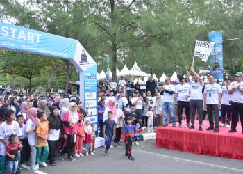 Pj Wali Kota Sabang, Reza Fahlevi melepas peserta jalan sehat bersama dalam rangka HUT Kementerian Badan Usaha Milik Negara (BUMN) yang ke-25