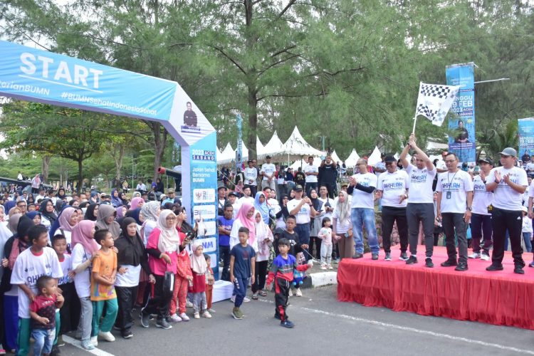 Pj Wali Kota Sabang, Reza Fahlevi melepas peserta jalan sehat bersama dalam rangka HUT Kementerian Badan Usaha Milik Negara (BUMN) yang ke-25
