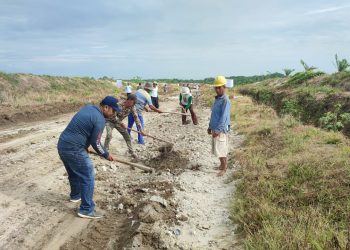 Calon Pangulu Nagori Bah Jambi II Syahputra Nainggolan bersama masyarakat melakukan gotong-royong untuk memperbaiki jalan rusak