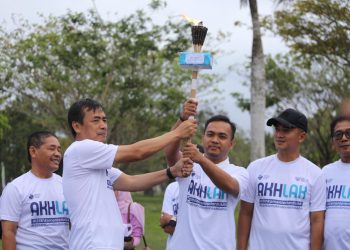 Jalan Sehat bersama BUMN bagi karyawan, keluarga karyawan BUMN, dan masyarakat dengan konsep “Estafet Obor BUMN”