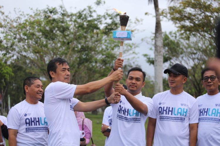 Jalan Sehat bersama BUMN bagi karyawan, keluarga karyawan BUMN, dan masyarakat dengan konsep “Estafet Obor BUMN”