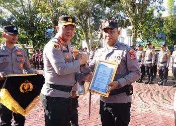 Kapolres Aceh Barat AKBP Pandji Santoso, S.I.K., M.Si., pimpin upacara pemberian penghargaan kepada personel, bertempat dilapangan apel Mapolres Aceh Barat