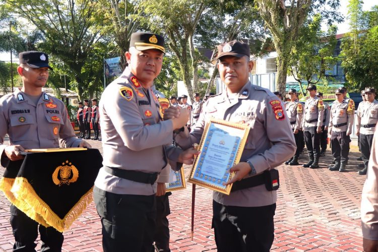 Kapolres Aceh Barat AKBP Pandji Santoso, S.I.K., M.Si., pimpin upacara pemberian penghargaan kepada personel, bertempat dilapangan apel Mapolres Aceh Barat