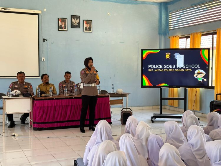 Iptu Hanifah Anas usai menjadi pembina upacara dan memberikan edukasi serta sosialisasi tertib berlalu lintas di SMA Negeri Bunga Bangsa di kecamatan Darul Makmur
