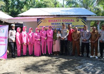Kapolres Nagan Raya AKBP Setiyawan Eko Prasetiya Senin (20/02/23) menyerahkan kunci Rumah setelah dibedah