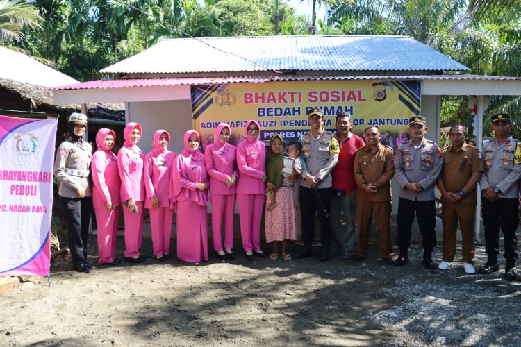 Kapolres Nagan Raya AKBP Setiyawan Eko Prasetiya Senin (20/02/23) menyerahkan kunci Rumah setelah dibedah