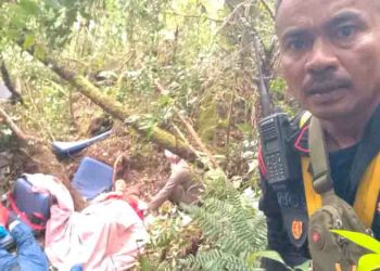 Salah satu personel tim evakuasi jalur udara tengah berfoto memberikan kabar bahwa pihaknya telah menemukan rombongan Kapolda Jambi