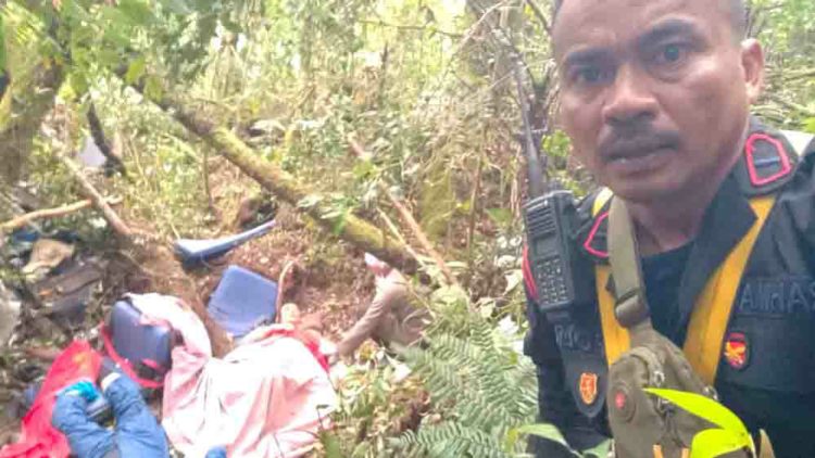 Salah satu personel tim evakuasi jalur udara tengah berfoto memberikan kabar bahwa pihaknya telah menemukan rombongan Kapolda Jambi