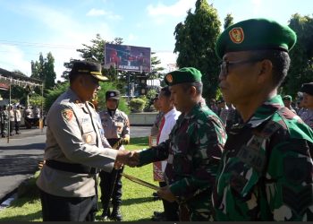 Peltu Yamroni dan Serka Totok mendapatkan apresiasi dan penghargaan dari AKBP Era Johny Kurniawan Kapolres Purbalingga dan Letkol Inf Dipo Sabungan Lumban Gaol Dandim 0702/Purbalingga pada acara Apel Gabungan Dalam Rangka Penguatan Sinergitas TNI Polri di Kabupaten Purbalingga