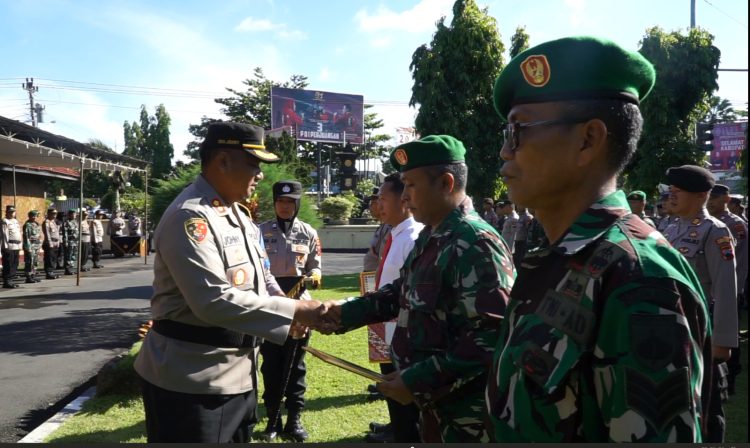 Peltu Yamroni dan Serka Totok mendapatkan apresiasi dan penghargaan dari AKBP Era Johny Kurniawan Kapolres Purbalingga dan Letkol Inf Dipo Sabungan Lumban Gaol Dandim 0702/Purbalingga pada acara Apel Gabungan Dalam Rangka Penguatan Sinergitas TNI Polri di Kabupaten Purbalingga