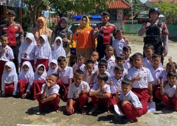 Anggota Satsamapta melaksanakan patroli ke sejumlah sekolah khususnya Sekolah Dasar (SD) dan Taman Kanak-kanak (TK) di Kota Tegal