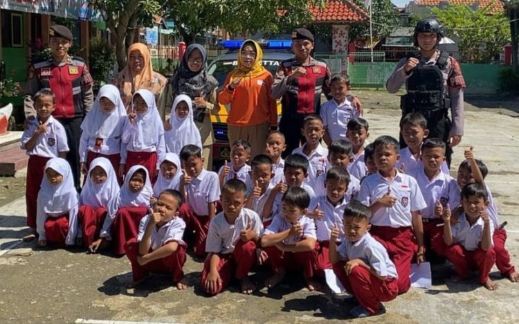 Anggota Satsamapta melaksanakan patroli ke sejumlah sekolah khususnya Sekolah Dasar (SD) dan Taman Kanak-kanak (TK) di Kota Tegal