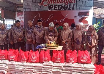 Kegiatan Milad yang ke 3 dengan tema "Hadirkan harapan baru" di mulai dengan prosesi pemotongan tumpeng dan dilanjutkan penyerahan sembako kepada puluhan Abang becak Dewantara dan anak yatim