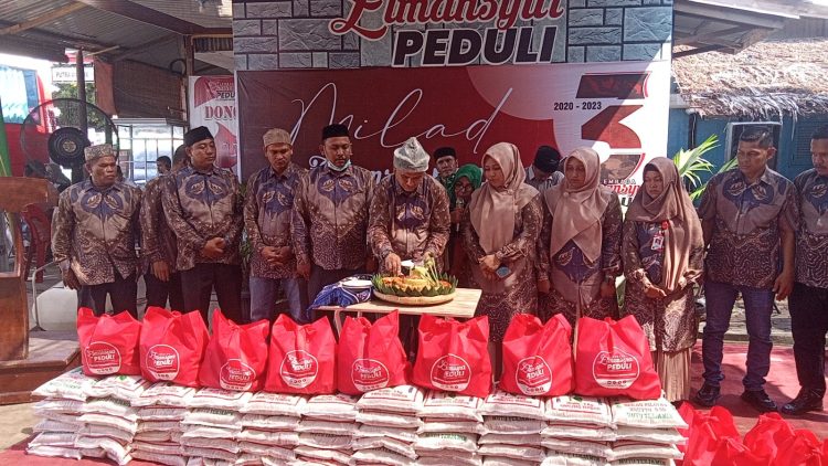 Kegiatan Milad yang ke 3 dengan tema "Hadirkan harapan baru" di mulai dengan prosesi pemotongan tumpeng dan dilanjutkan penyerahan sembako kepada puluhan Abang becak Dewantara dan anak yatim