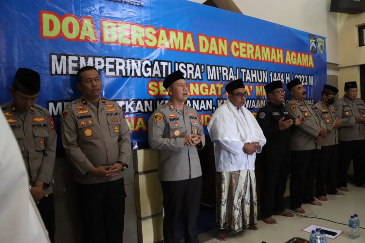 Polres Probolinggo Kota menggelar acara peringatan Isra Miraj Nabi Muhammad SAW 1444 H / 2023 yang dihadiri oleh anggota Polres Probolinggo Kota, Bhayangkari dan Warakawuri