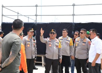 Kapolda Sumut, Irjen Pol RZ Panca Putra Simanjuntak saat meninjau kesiapan penyelenggaraan F1 Powerboat di Balige Toba