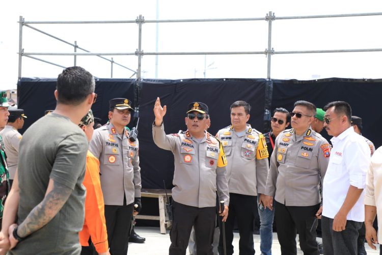 Kapolda Sumut, Irjen Pol RZ Panca Putra Simanjuntak saat meninjau kesiapan penyelenggaraan F1 Powerboat di Balige Toba