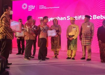 Kabupaten Nagan Raya mendapatkan sertifikat Eradikasi Frambusia dari Kementerian Kesehatan RI, Selasa (21/02/23) di Krakatau Ballroom TMII Jakarta yang diterima langsung oleh PJ Bupati Nagan Raya Fitriany Farhas, Ap,S,Sos,M,si.