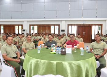 Pangdam XII/Tanjungpura Mayjen TNI Sulaiman Agusto, S.I.P., M.M., serta para prajurit dan PNS jajaran Kodam XII/Tpr mengikuti kegiatan Grand Launching Super Aplikasi Elektronik Tabungan Wajib Perumahan TNI AD (ETWPAD) dan Penyerahan Seragam PNS secara virtual oleh Kasad