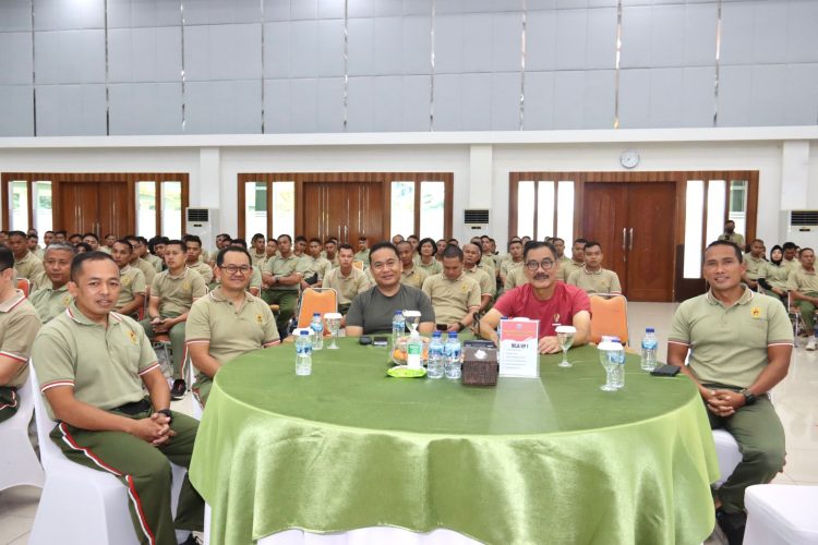 Pangdam XII/Tanjungpura Mayjen TNI Sulaiman Agusto, S.I.P., M.M., serta para prajurit dan PNS jajaran Kodam XII/Tpr mengikuti kegiatan Grand Launching Super Aplikasi Elektronik Tabungan Wajib Perumahan TNI AD (ETWPAD) dan Penyerahan Seragam PNS secara virtual oleh Kasad