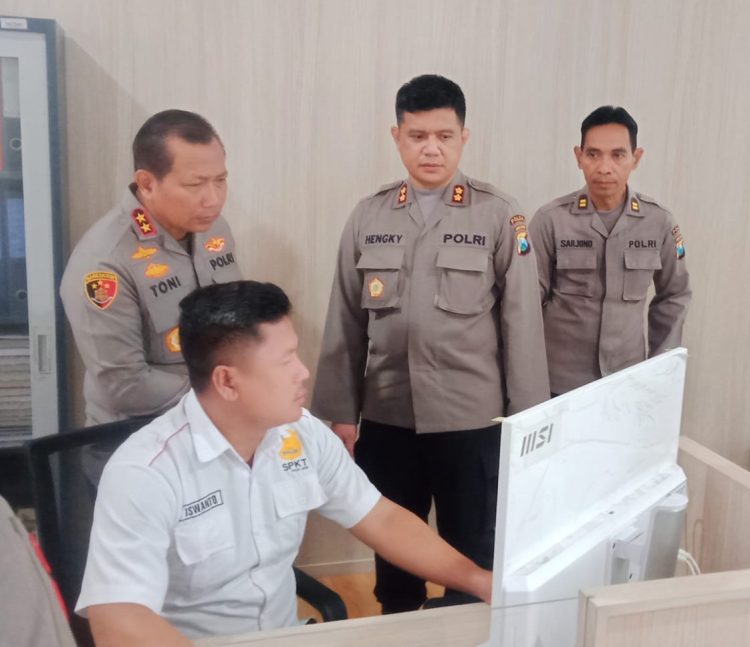 Kapolda Jatim Irjen Pol Dr. Toni Harmanto, M.H. kunjungi Ruang Sentra Pelayanan Kepolisian Terpadu (SPKT) Polda Jatim