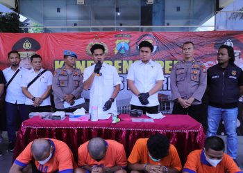 Polres Kediri merilis 6 pelaku pencurian kendaraan bermotor (curanmor) di Mapolres Kediri, Selasa (21/2/2023)