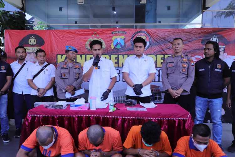 Polres Kediri merilis 6 pelaku pencurian kendaraan bermotor (curanmor) di Mapolres Kediri, Selasa (21/2/2023)