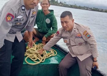 Mayat seorang anak lelaki ditemukan dalam keadaan terapung di wilayah perairan laut Manado, tepatnya di Pantai Batu Itang, Kelurahan Molas, Kecamatan Bunaken