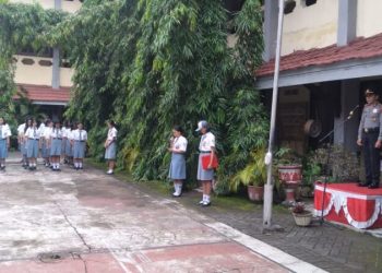 Wakasat Binmas Polresta Manado AKP Nelson Tuju bersama anggota Binmas melaksanakan kegiatan Pembinaan dan penyuluhan kepada siswa-siswi SMA Negeri 1 Manado