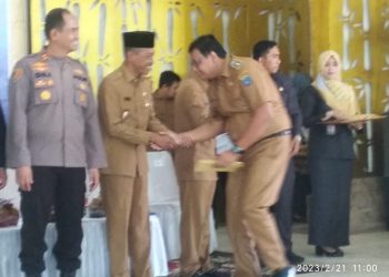 Bupati Ogan Komering Ilir, H. Iskandar, SE didampingi Forkopimda menyerahkan Surat Keputusan besaran Dana Desa (DD), Alokasi Dana Desa (ADD), dana bagi hasil pajak, Retribusi Daerah dan Lelang Lebak Lebung tahun 2023 kepada 327 Kepala Desa
