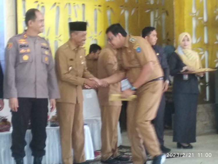 Bupati Ogan Komering Ilir, H. Iskandar, SE didampingi Forkopimda menyerahkan Surat Keputusan besaran Dana Desa (DD), Alokasi Dana Desa (ADD), dana bagi hasil pajak, Retribusi Daerah dan Lelang Lebak Lebung tahun 2023 kepada 327 Kepala Desa