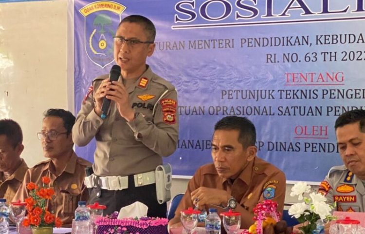 Satlantas Polres OKI bersama Dinas Pendidikan Kabupaten OKI sosialisasi kan E-tilang dan memperkenalkan aplikasi Dulur Kito, pada acara sosialisasi petunjuk teknis pengelolaan dana BOSP