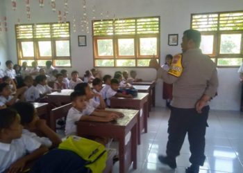 Bhabinkamtibmas Polresta Manado datang ke sekolah- sekolah melaksanakan dialogis dan memberikan penyuluhan ketertiban berlalu lintas kepada pelajar SD (Sekolah Dasar) di Wilayah Hukum Polresta Manado