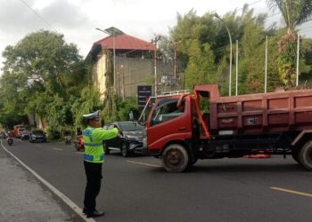 Satuan Lalu Lintas Polresta Manado melaksanakan pengaturan, penjagaan, pengawalan dan patroli (Turjawali) lalu lintas dengan membantu menyeberangkan masyarakat dan yang hendak menyeberang jalan