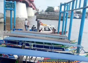 Peredaran minyak ilegal di kawasan Dermaga Speet Boat yang berlokasi di bawah jembatan Ampera yang berada dikawasan pasal 16 ilir Kota Palembang