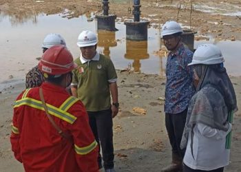 Kepala DLH Nagan Raya, T Zeddy Surachman SE.,M.Si, bersama tim turun memverifikasi lokasi dugaan kobocoran dan membenarkan kejadian tersebut