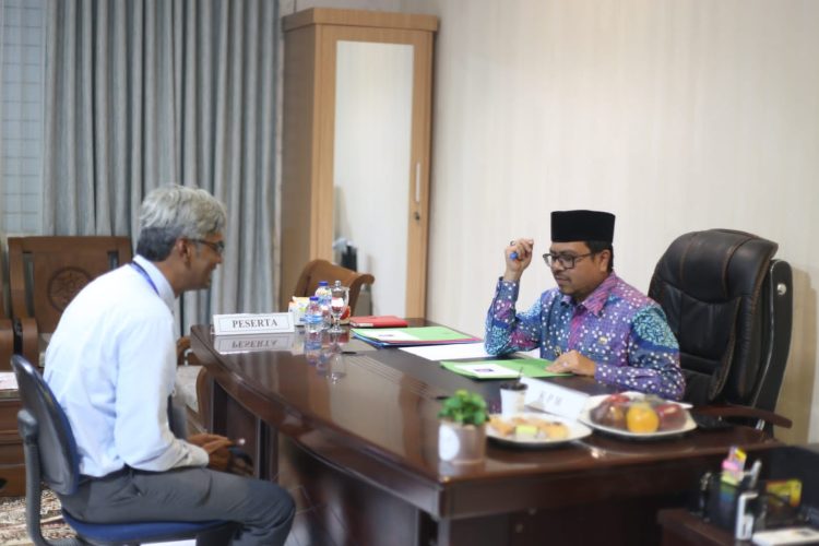 Penjabat Bupati Aceh Utara Azwardi, AP, MSi, melakukan wawancara langsung para calon direksi Perusahaan Umum Daerah Air Minum Tirta Pase