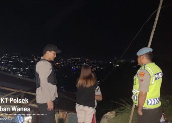 Personel Polsek Wanea Lakukan sambang warga pada malam hari, Rabu (22/2/2023) malam